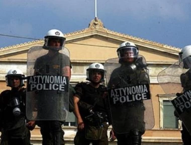 Έντονη διαμαρτυρία μπροστά από την Βουλή στην πορεία της ΠΟΕ-ΟΤΑ (βίντεο)